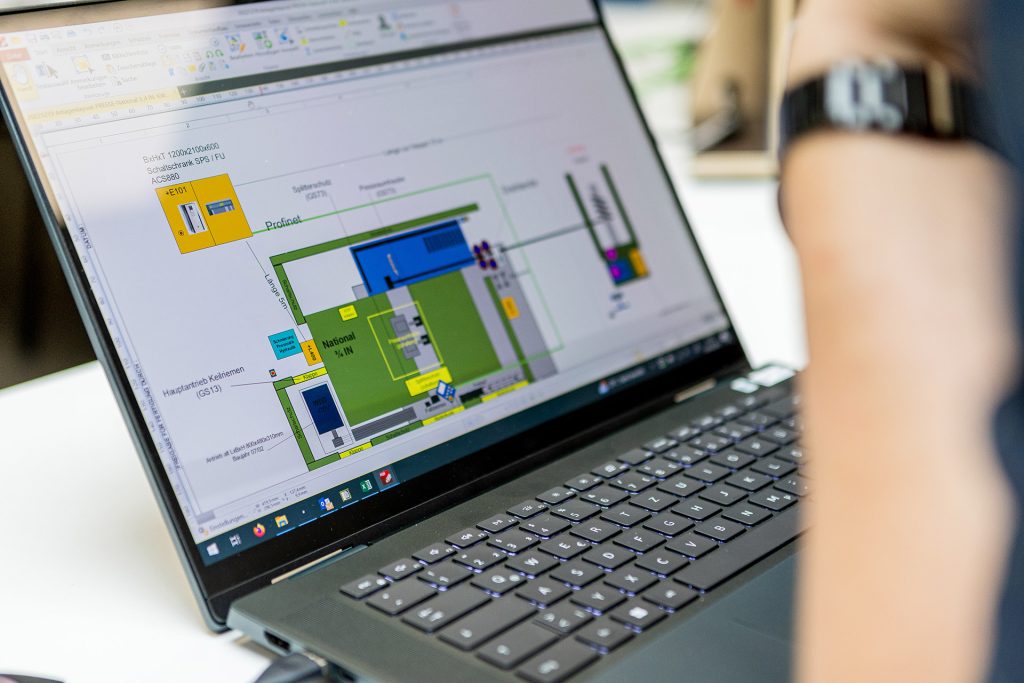 Leistungen - Person sitzt vor Laptop