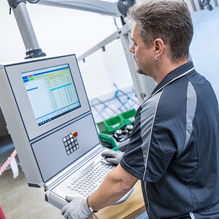 Arbeiter bedient Maschine